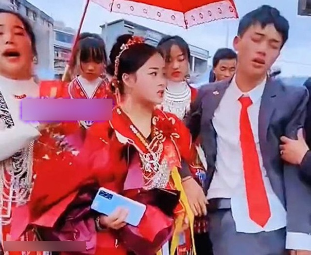 chu re suy sup nuoc mat nhu mua trong ngay trong dai bat ngo voi thai do cua co dau1 chu re suy sup nuoc mat nhu mua trong ngay trong dai bat ngo voi thai do cua co dau1