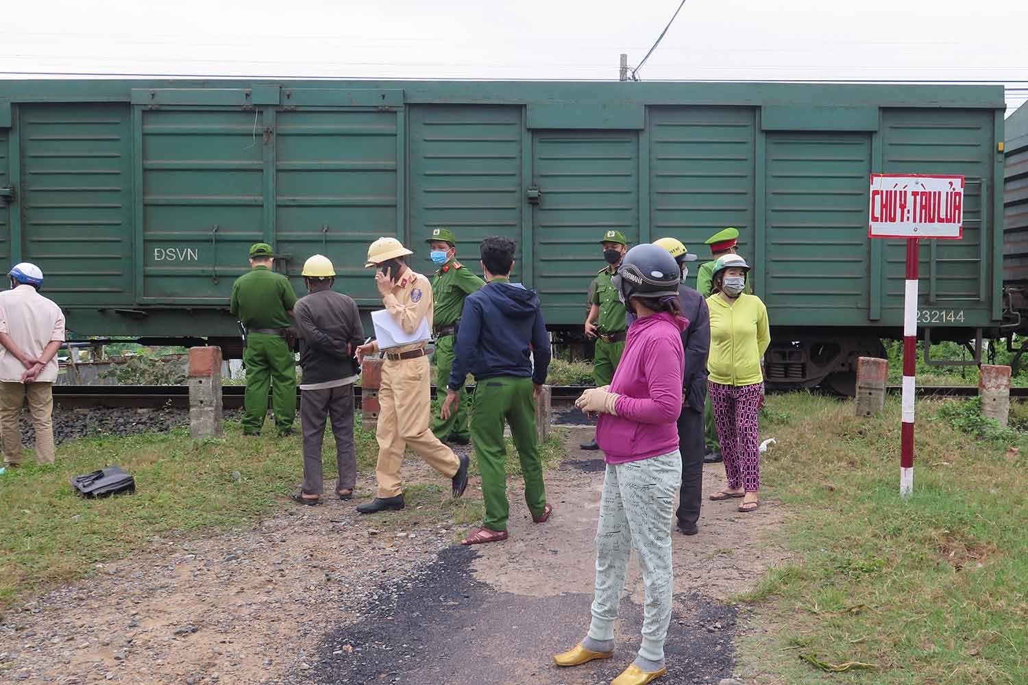 di xe may bang qua duong sat nguoi dan ong bi tau hoa keo le hon 100m di xe may bang qua duong sat nguoi dan ong bi tau hoa keo le hon 100m