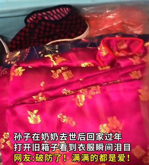 nguoi dan ong mo chiec hop ba noi de lai bat khoc nuc no khi thay thu ben trong nguoi dan ong mo chiec hop ba noi de lai bat khoc nuc no khi thay thu ben trong