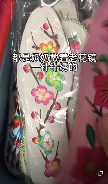 nguoi dan ong mo chiec hop ba noi de lai bat khoc nuc no khi thay thu ben trong1 nguoi dan ong mo chiec hop ba noi de lai bat khoc nuc no khi thay thu ben trong1