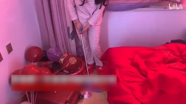 co gai bi me chong bat day som quet nha ngay ngay dau lam dau va su that ngo ngang