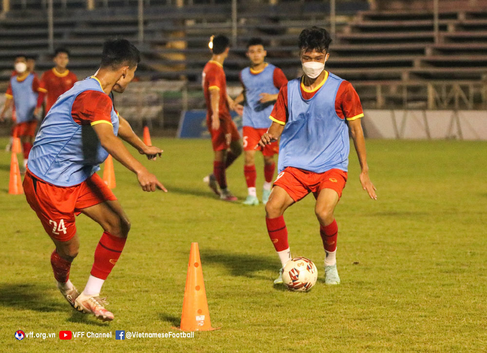 u23 viet nam deo khau trang tap luyen san sang da tran ra quan gap u23 singapore u23 viet nam deo khau trang tap luyen san sang da tran ra quan gap u23 singapore