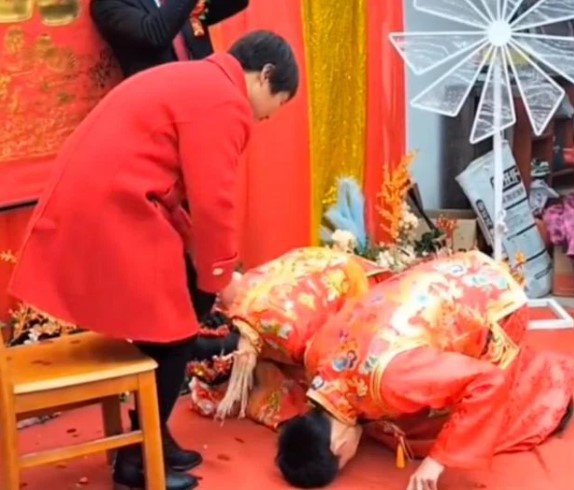 chu re quy khoc truoc mot nguoi phu nu trong dam cuoi ly do khien dan tinh xon xao chu re quy khoc truoc mot nguoi phu nu trong dam cuoi ly do khien dan tinh xon xao