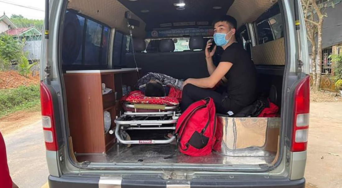 roi tu mai nha xuong dat nguoi dan ong bi xa beng dam xuyen nguc roi tu mai nha xuong dat nguoi dan ong bi xa beng dam xuyen nguc