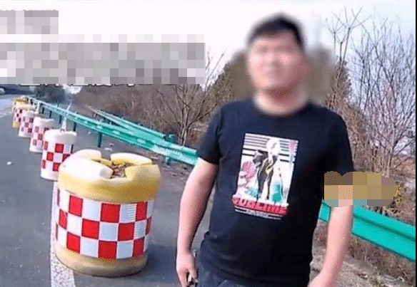 nguoi dan ong mac ao coc di tren cao toc giua troi lanh nguyen nhan gay bat ngo nguoi dan ong mac ao coc di tren cao toc giua troi lanh nguyen nhan gay bat ngo
