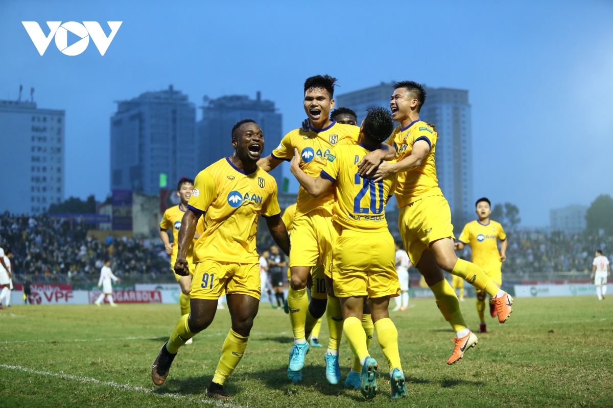 van duc xuan manh toa sang slna khien hagl thua dau tren san vinh