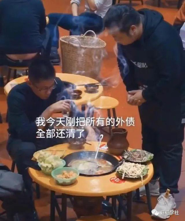 nguoi dan ong mot minh an mung sau khi tra het no chu quan co hanh dong bat ngo1 nguoi dan ong mot minh an mung sau khi tra het no chu quan co hanh dong bat ngo1