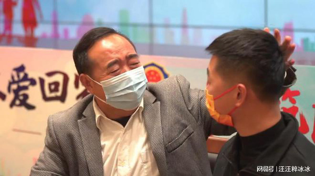 chang trai di tim gia dinh ruot thit suot 27 nam ton thuong sau sac khi bi mat duoc he lo