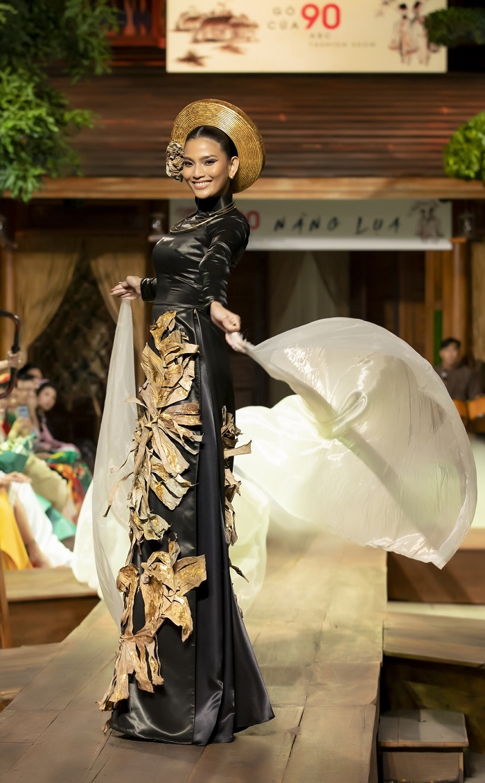 truong thi may mac ao dai vai lanh my a mo man show thoi trang dinh van tho truong thi may mac ao dai vai lanh my a mo man show thoi trang dinh van tho