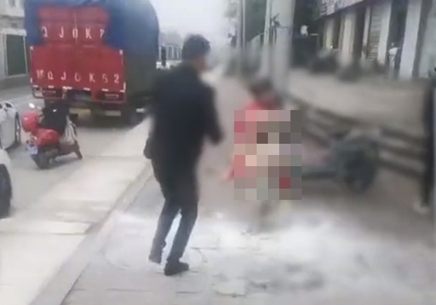 chu re bi lot sach do roi troi vao tru dien hanh dong sau do cang lam dan tinh buc xuc chu re bi lot sach do roi troi vao tru dien hanh dong sau do cang lam dan tinh buc xuc