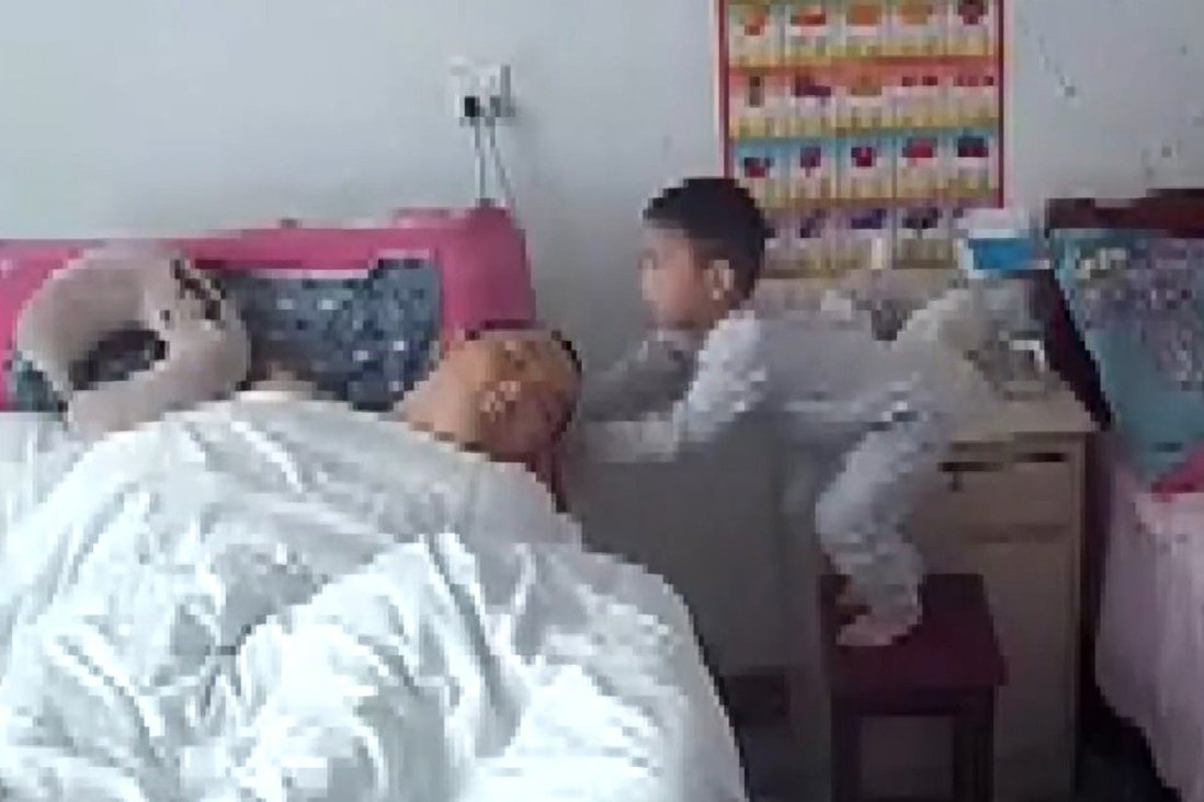 be trai 3 tuoi gay xon xao coi mang vi hanh dong bat ngo voi nguoi bo thuc vat