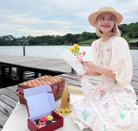 lisa blackpink dien vay hoa nu tinh nhan sac ra sao ma khien 8 trieu nguoi ngay ngat1