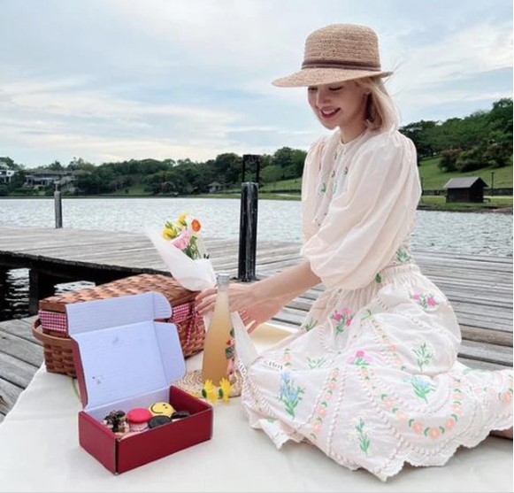 lisa blackpink dien vay hoa nu tinh nhan sac ra sao ma khien 8 trieu nguoi ngay ngat2