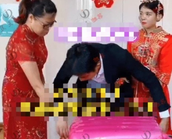 me chong bat co dau mo va li de lay tien mung cuoi hanh dong cua chu re bi chi trich me chong bat co dau mo va li de lay tien mung cuoi hanh dong cua chu re bi chi trich