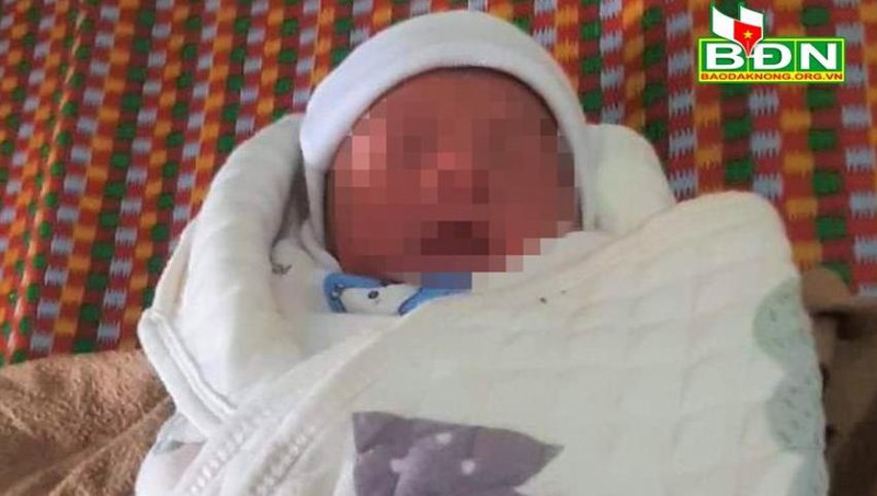 tim than nhan cho be trai bi bo lai ben ve duong o dak nong