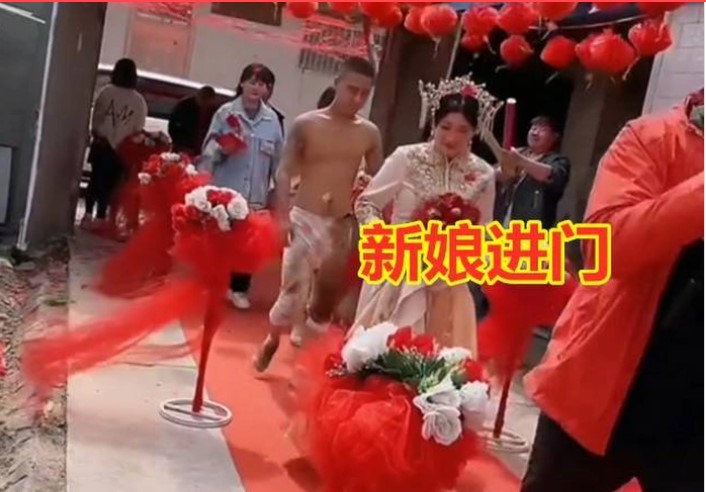 chu re coi tran ca nguoi nhech nhac di sau co dau dan tinh bat binh khi biet nguyen do chu re coi tran ca nguoi nhech nhac di sau co dau dan tinh bat binh khi biet nguyen do