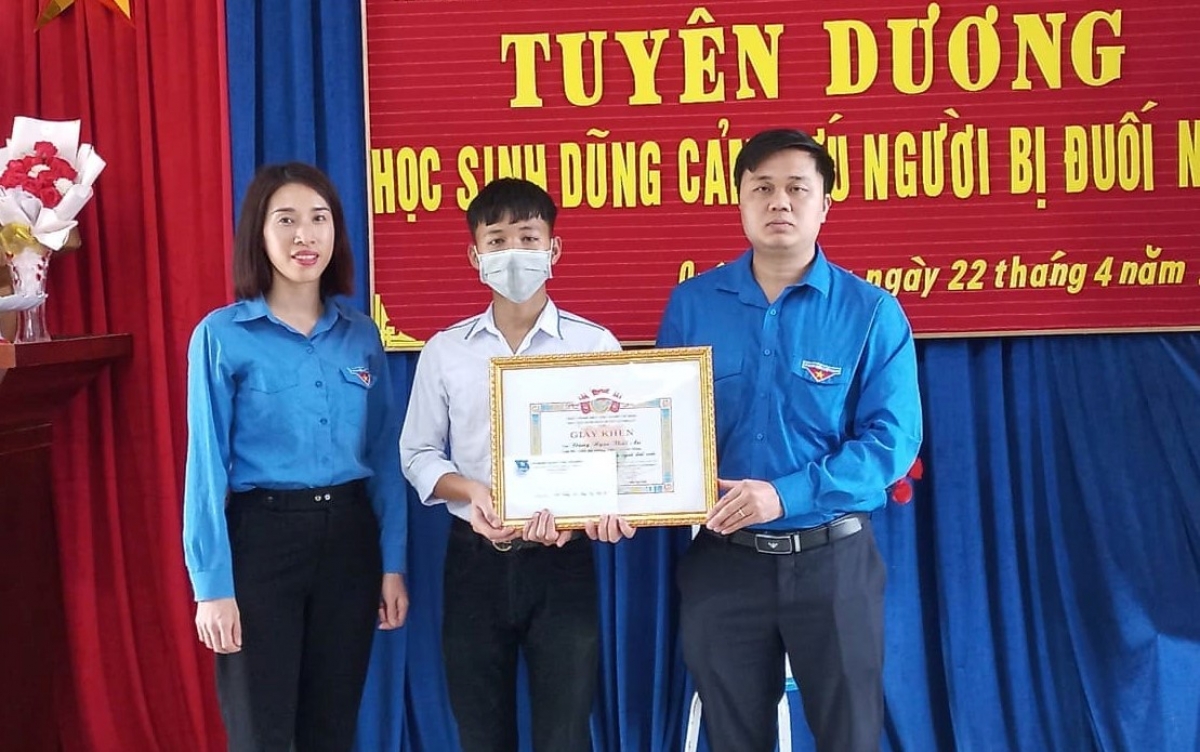 nam sinh nghe an dung cam lao xuong ho sen cuu em nho bi duoi nuoc nam sinh nghe an dung cam lao xuong ho sen cuu em nho bi duoi nuoc