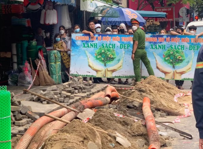 da nang phat hien canh tay nguoi khi dao cong sua dien