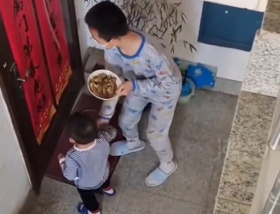 hai anh em don tim cu dan mang khi di dua do an cho cu ong hang xom hai anh em don tim cu dan mang khi di dua do an cho cu ong hang xom