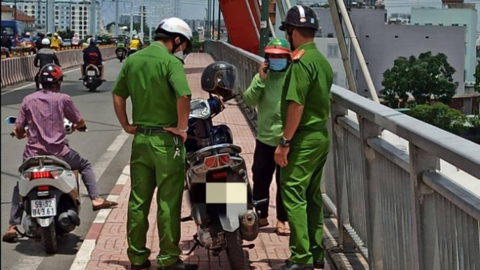 hai sinh vien nhanh tri ung cuu co gai nhay cau binh loi tu tu hai sinh vien nhanh tri ung cuu co gai nhay cau binh loi tu tu