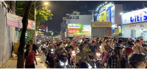 o to lat ngua sau khi dam vao dai phan cach nu tai xe may man thoat nan1 o to lat ngua sau khi dam vao dai phan cach nu tai xe may man thoat nan1