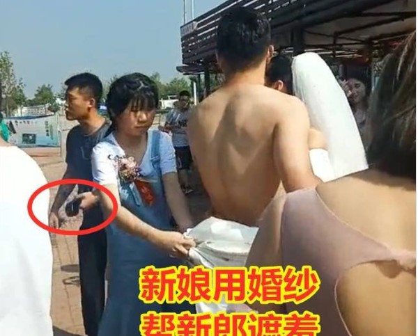 bat ngo voi phan ung cua co dau khi chu re bi lot sach do giua duong bat ngo voi phan ung cua co dau khi chu re bi lot sach do giua duong