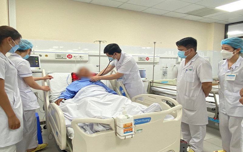 hai vo chong phai di cap cuu vi hai nham la ngon ve dun nuoc uong hai vo chong phai di cap cuu vi hai nham la ngon ve dun nuoc uong