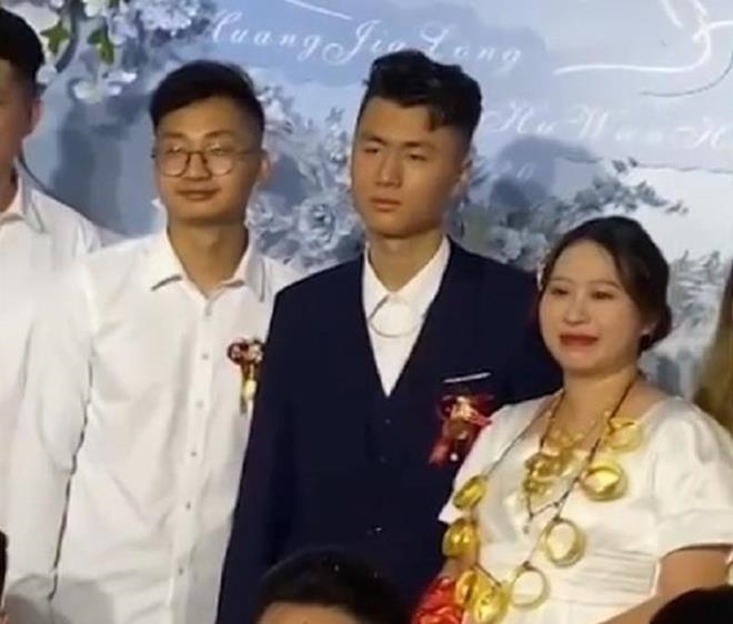 co dau deo vang triu co cuoi tuoi nhu hoa thai do cua chu re gay xon xao co dau deo vang triu co cuoi tuoi nhu hoa thai do cua chu re gay xon xao