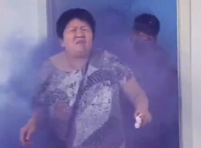 nha gai bo chay tan loan vi phu re nem bom khoi vao phong co dau