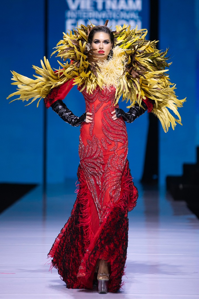 tuyet le choi lon khi lan dau tien moi hai hoa hau quoc te ve viet nam catwalk1 tuyet le choi lon khi lan dau tien moi hai hoa hau quoc te ve viet nam catwalk1