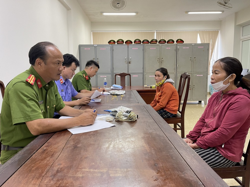 thua thien hue bat hai phu nu vo mua la chuoi de trom hon 20000 usd thua thien hue bat hai phu nu vo mua la chuoi de trom hon 20000 usd