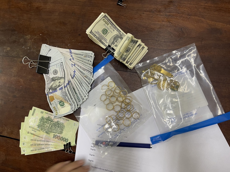 thua thien hue bat hai phu nu vo mua la chuoi de trom hon 20000 usd1 thua thien hue bat hai phu nu vo mua la chuoi de trom hon 20000 usd1
