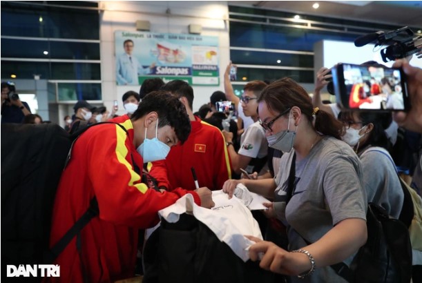 nguoi ham mo chao don cau thu u23 viet nam ve nuoc2