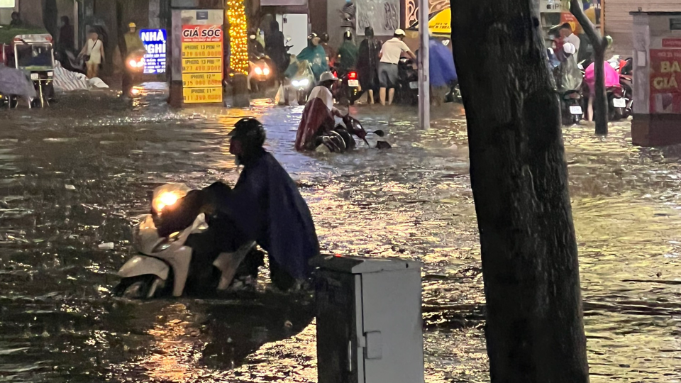 nhieu tuyen pho ha noi thanh song sau tran mua lon toi ngay 13 61 nhieu tuyen pho ha noi thanh song sau tran mua lon toi ngay 13 61