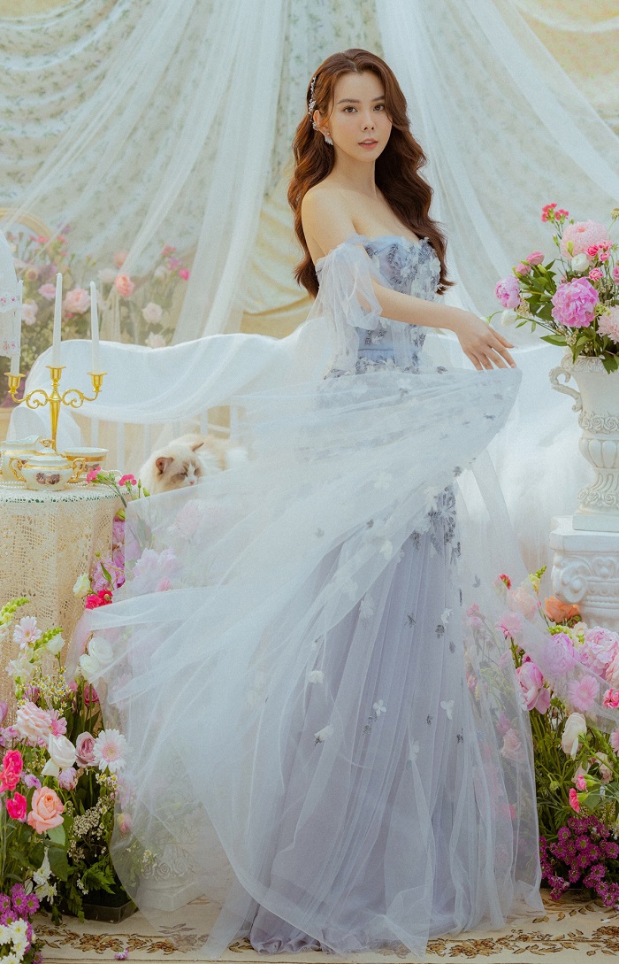 hoa hau huynh vy khoe nhan sac trong treo trong bo anh don tuoi moi3