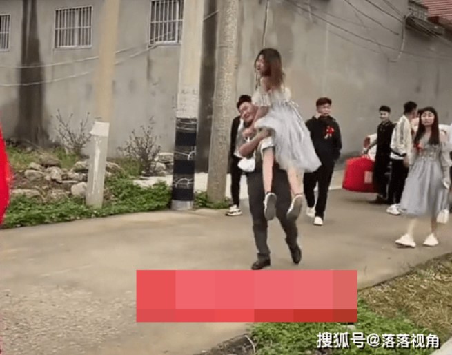 tin tuc doi song ngay 226 me chay xuong lay do con gai lap tuc gap tai nan nguy hiem2 tin tuc doi song ngay 226 me chay xuong lay do con gai lap tuc gap tai nan nguy hiem2