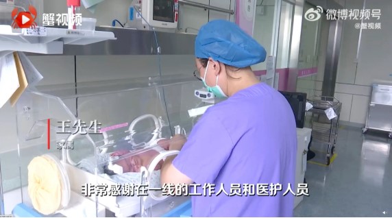 vua roi benh vien thi nghe tieng khoc 4 y ta hanh dong nhanh chong cuu me con san phu