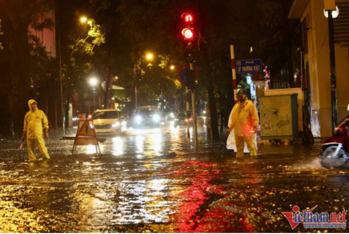 ha noi mua nhu trut nuoc nguy co ngap o mot so tuyen pho3 ha noi mua nhu trut nuoc nguy co ngap o mot so tuyen pho3