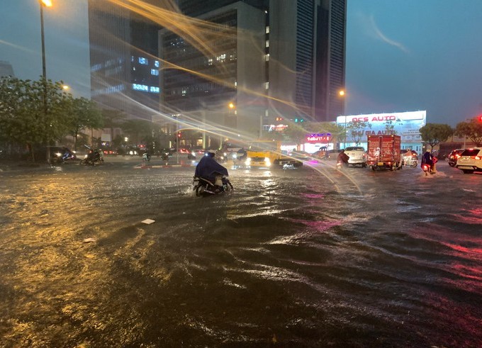 ha noi mua nhu trut nuoc nguy co ngap o mot so tuyen pho5 ha noi mua nhu trut nuoc nguy co ngap o mot so tuyen pho5