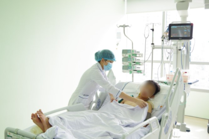 thieu nien 16 tuoi chan thuong nghiem trong do ao mua cuon vao banh xe