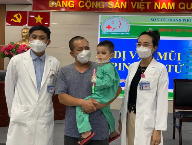 tin tuc doi song moi nhat ngay 97 pin dien tu mac ket trong mui benh nhi 3 tuoi1