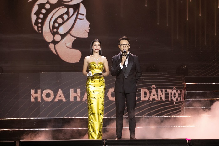 hoang oanh toi muon danh het thoi gian ben con trai hoang oanh toi muon danh het thoi gian ben con trai