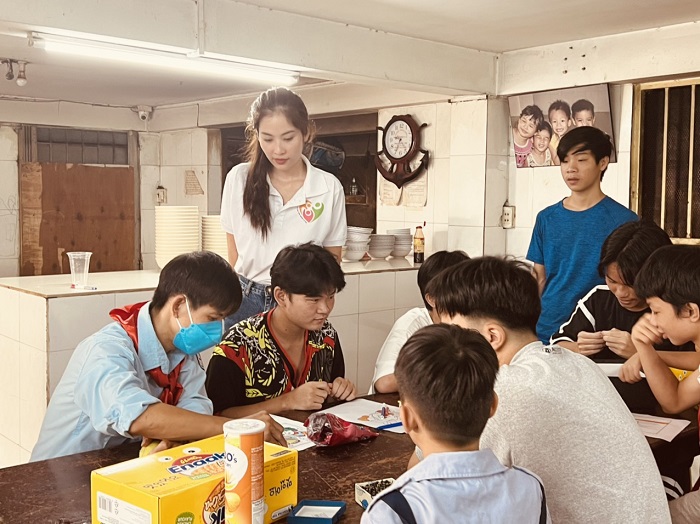 le nam mac trang phuc gian di than thien choi dua cung cac em nho mo coi le nam mac trang phuc gian di than thien choi dua cung cac em nho mo coi