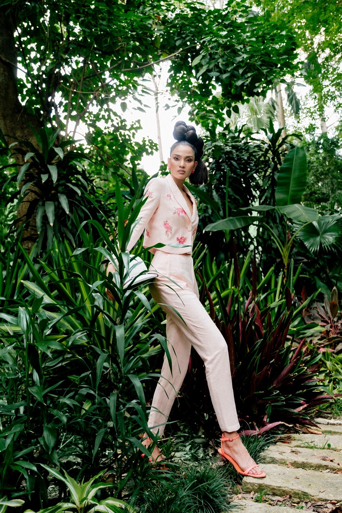 truong thi may khoe ve dep sac sao trong thiet ke cua ha linh thu truong thi may khoe ve dep sac sao trong thiet ke cua ha linh thu