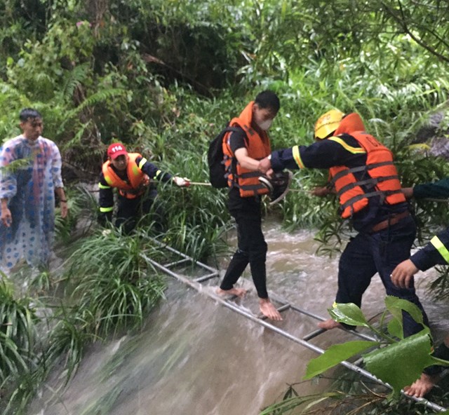 quang nam kip thoi giai cuu 23 nguoi mac ket o suoi tien khi di du lich quang nam kip thoi giai cuu 23 nguoi mac ket o suoi tien khi di du lich