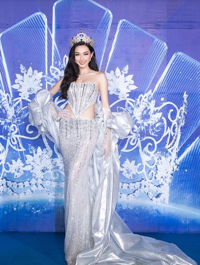 dan hoa hau a hau do sac tren tham do miss world vietnam 202210