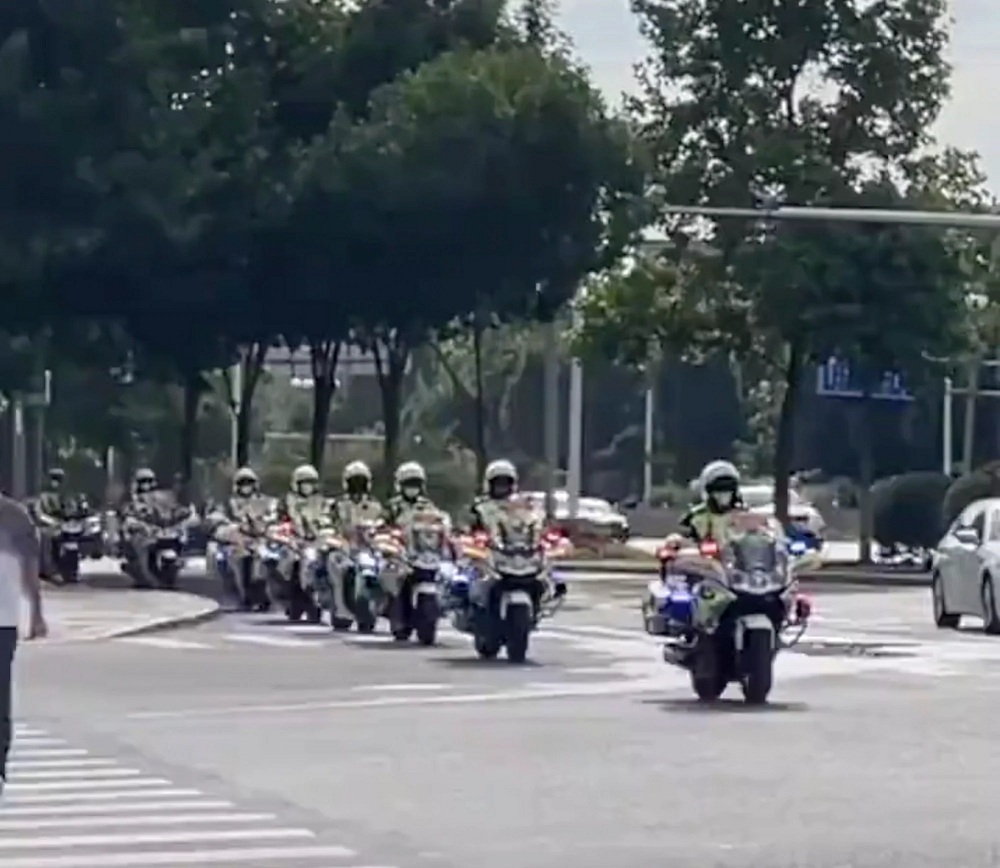 be gai 7 tuoi mac ung thu duoc dan mo to khung ho tong di quanh thanh pho1 be gai 7 tuoi mac ung thu duoc dan mo to khung ho tong di quanh thanh pho1