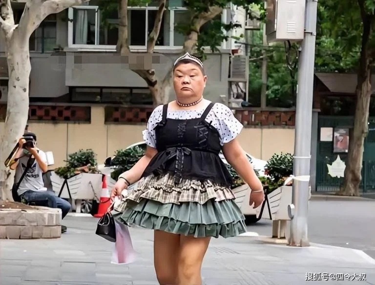 nguoi phu nu ngoai 50 tuoi dien vay lolita xuong pho cau chuyen phia sau gay ngo ngang