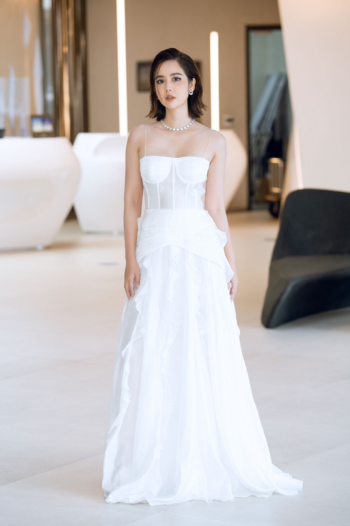 phan minh huyen gay thuong nho voi nhan sac tua nu than trong vay da hoi trang