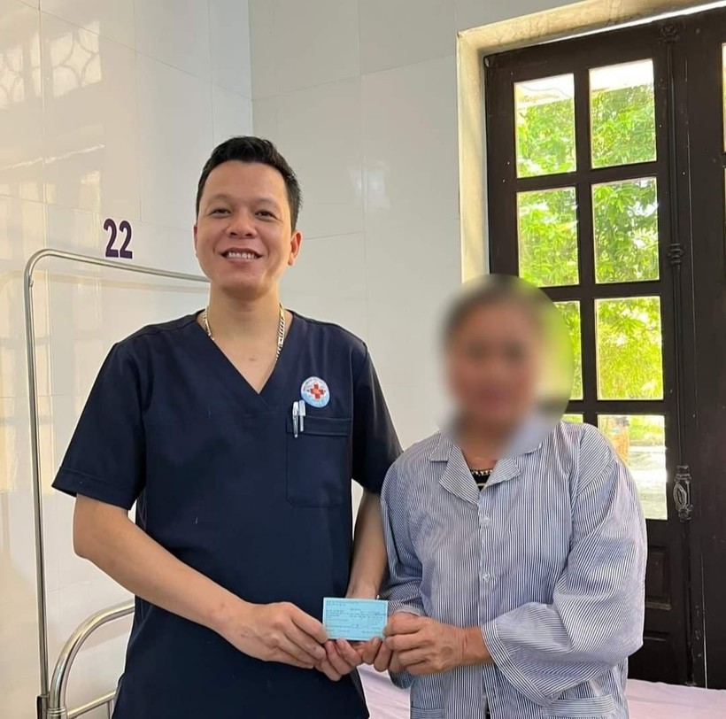 tin tuc doi song ngay 49 nguoi phu nu soc phan ve nang sau tiem khang sinh tinh mach1